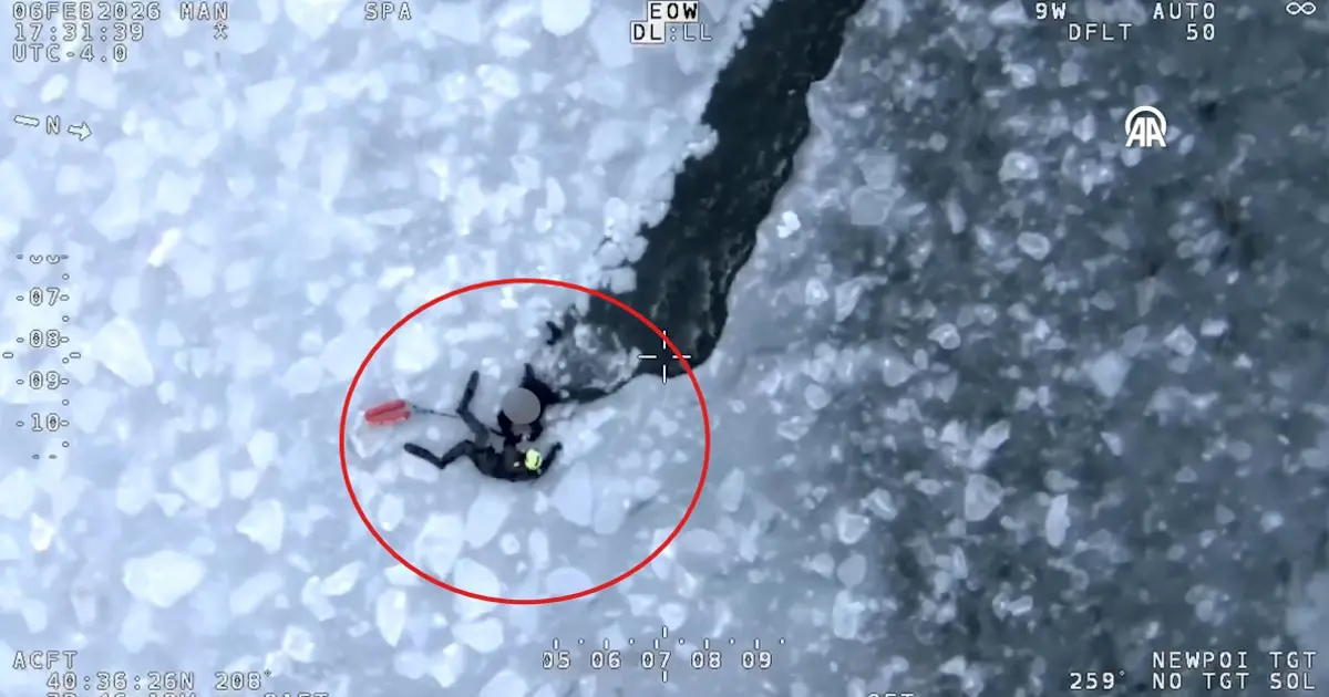 Nefes kesen kurtarma: Donmuş suların ortasında mahsur kaldılar