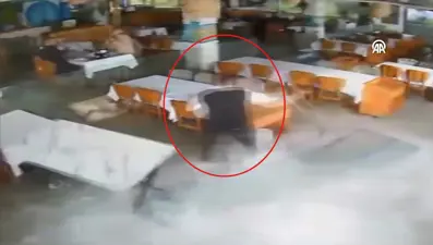 Dev dalgaların restorana verdiği hasar kamerada