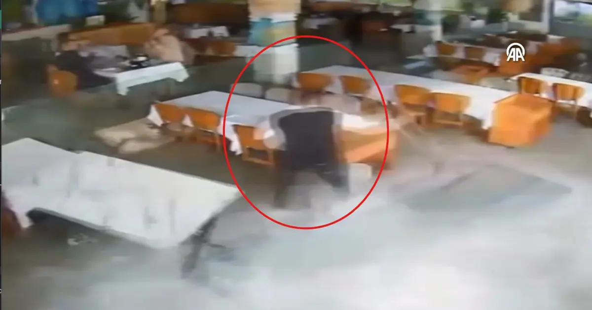 Dev dalgaların restorana verdiği hasar kamerada