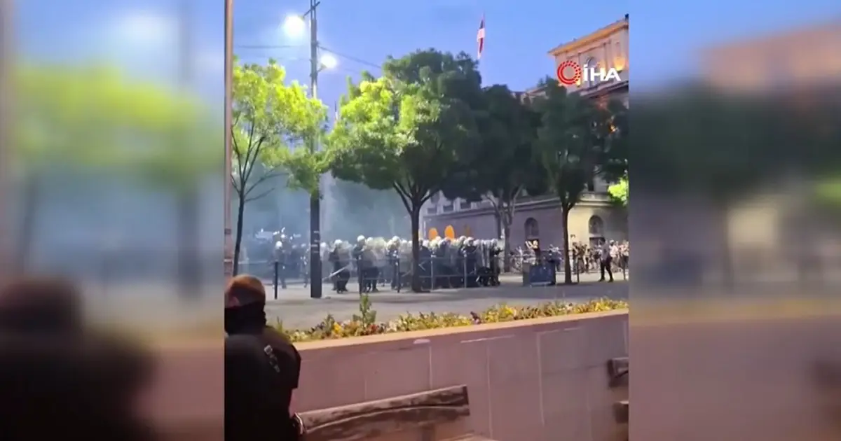 Sırbistan'da ortalık karıştı: İktidar karşıtı protestocular polisle çatıştı