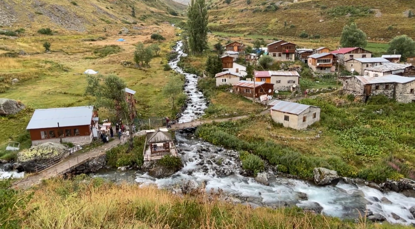 Şehir stresini atmak isteyen soluğu orada alıyor. Serin havası ve bol oksijeniyle dikkat çekiyor