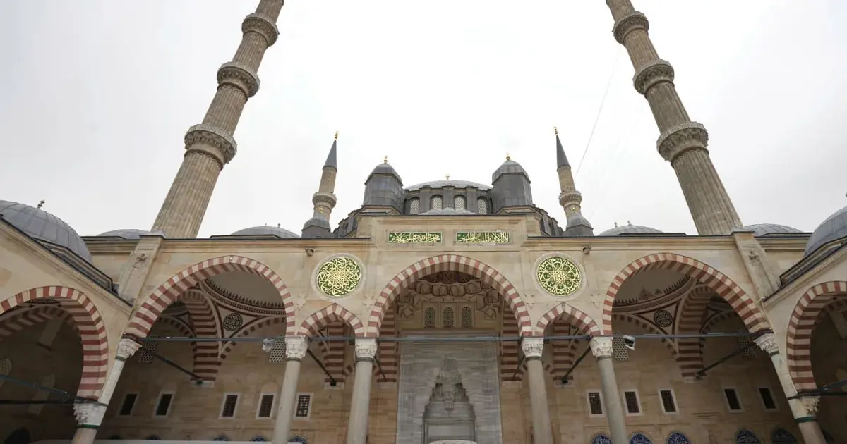 Selimiye Camisi ihtişamıyla Ramazan'ın ilk günü kapılarını tekrar ibadet için açıyor.