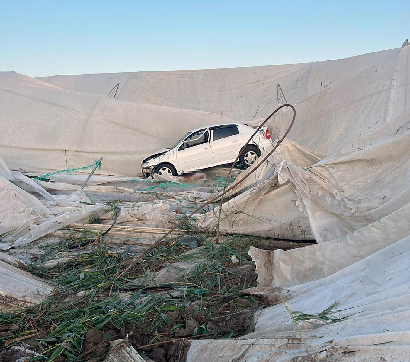 Yol kenarındaki seraya uçan otomobilin sürücüsü ile eşi öldü
