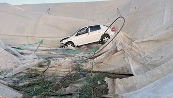 Yol kenarındaki seraya uçan otomobilin sürücüsü ile eşi öldü