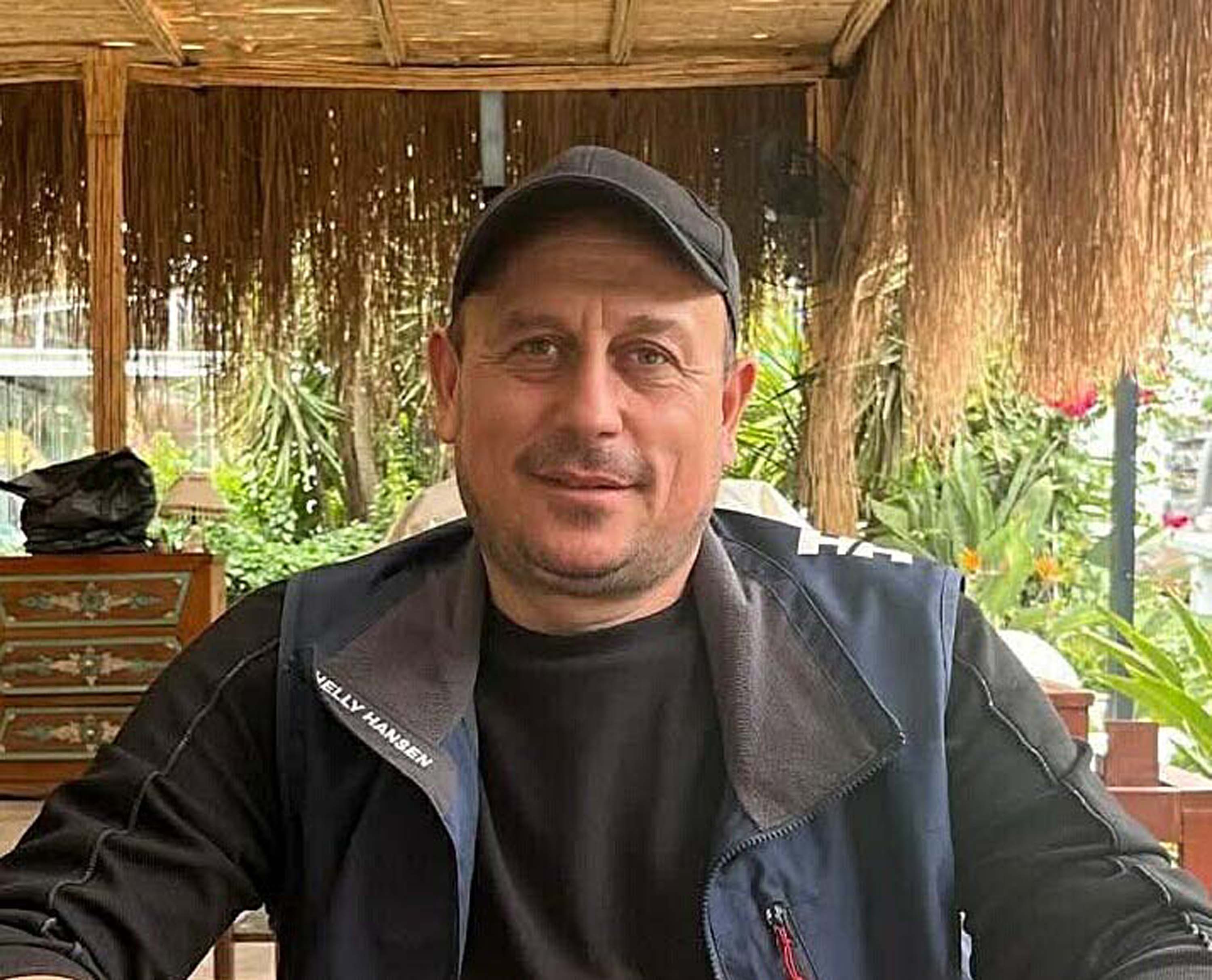 Sevmek istediği deve ısırdı, yaşam savaşı veriyor