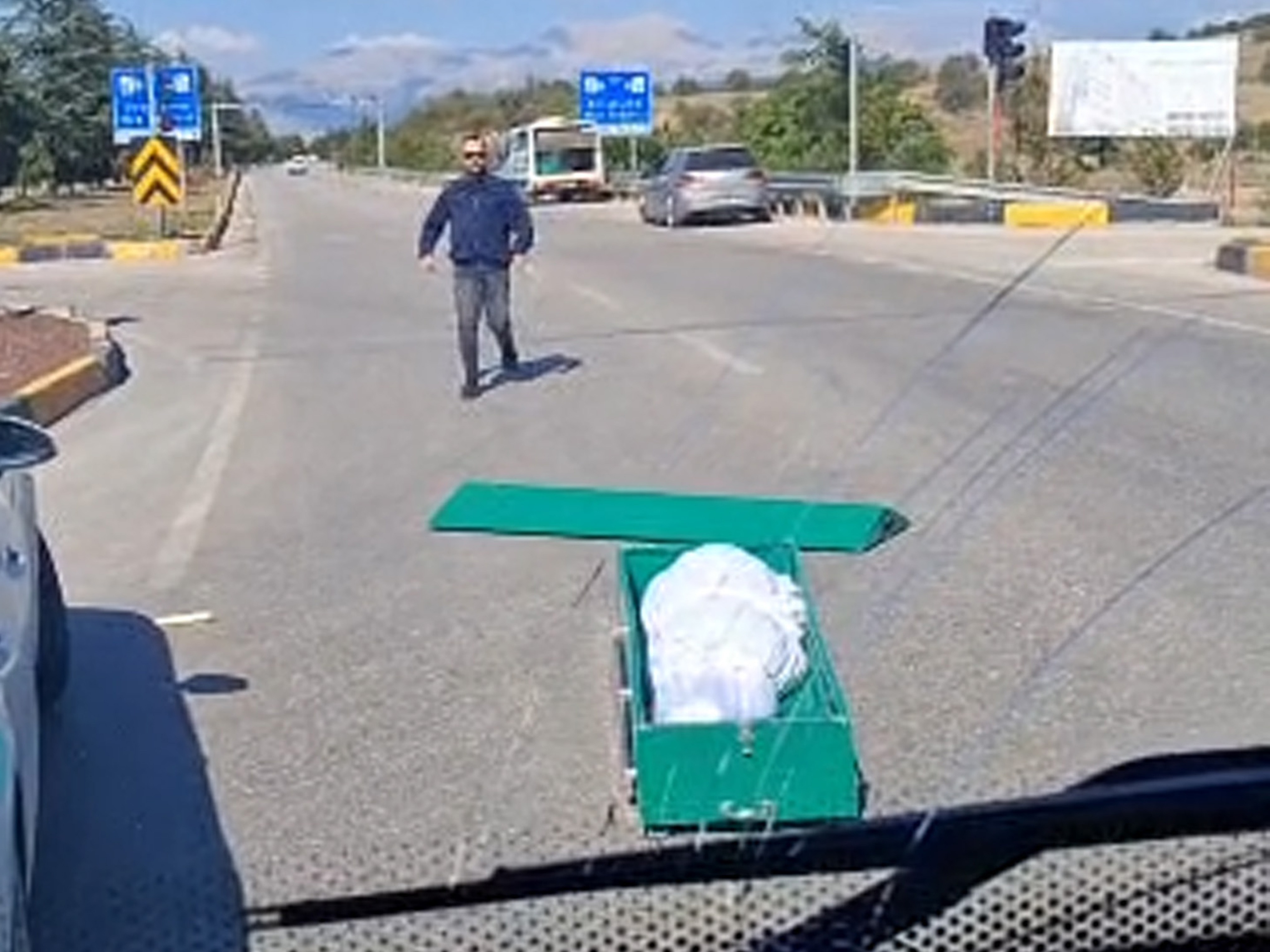 Trafikte şaşkına çeviren olay: Cenaze bulunan tabut yola düştü