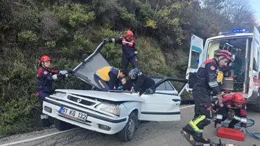 Seyir halindeki otomobilin üzerine kaya düştü. 5 yaralı