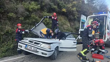 Seyir halindeki otomobilin üzerine kaya düştü. 5 yaralı