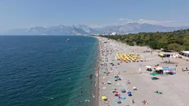 Sıcaktan bunalanlar Konyaaltı Sahili'ne akın etti