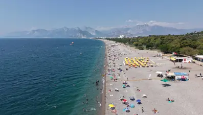 Sıcaktan bunalanlar Konyaaltı Sahili'ne akın etti