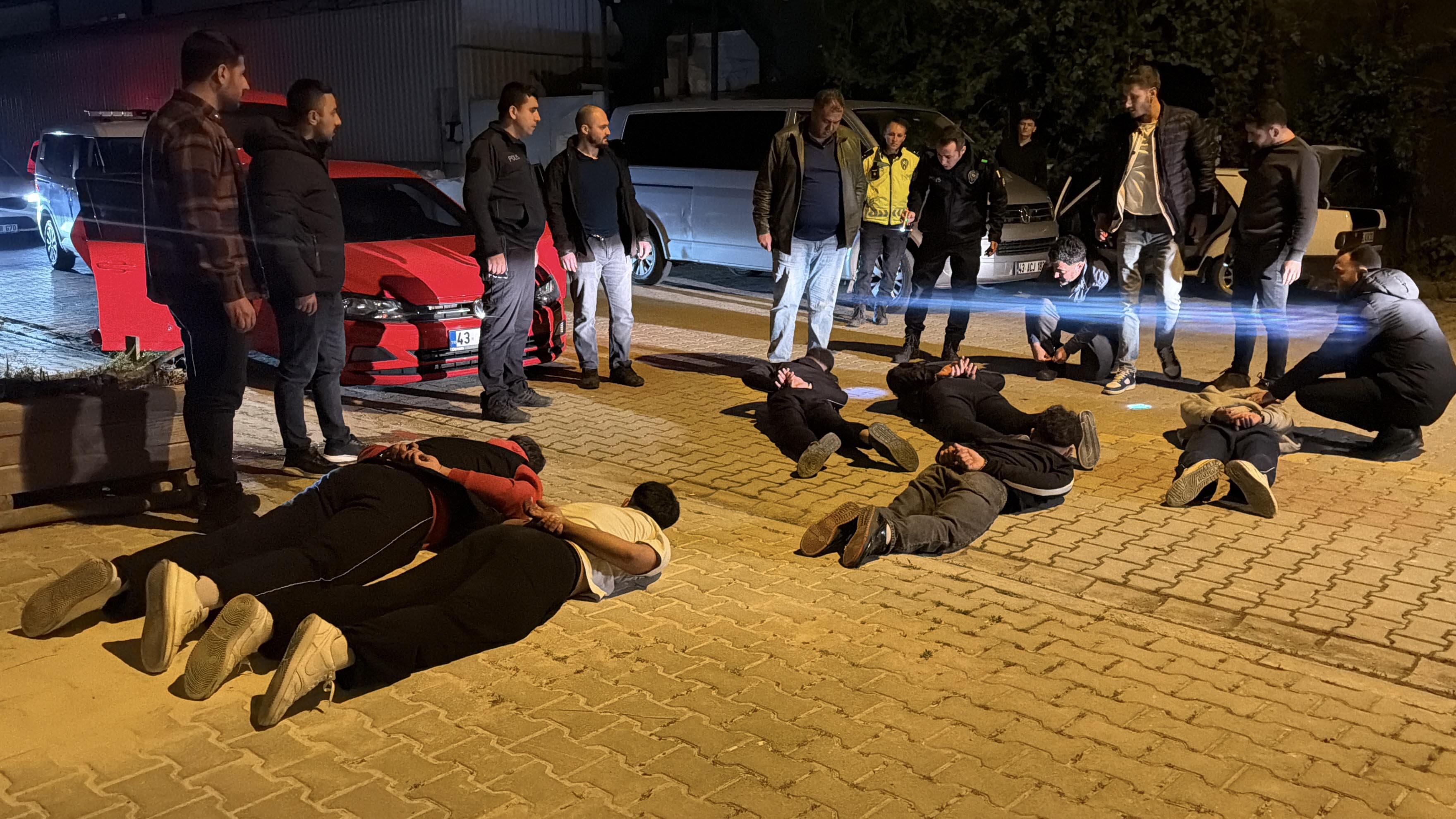 Şehri ayağa kaldırdılar: Art arda ihbarlar geldi, ters kelepçeyle gözaltına alındılar