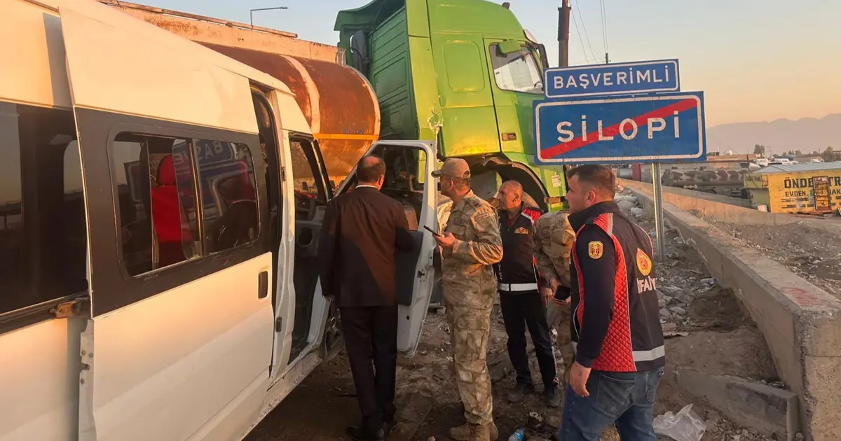 Silopi’de öğrenci servisi ile tanker çarpıştı: 14 yaralı