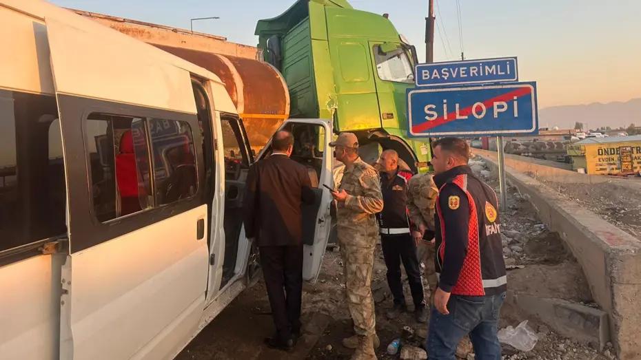 Silopi’de öğrenci servisi ile tanker çarpıştı: 14 yaralı