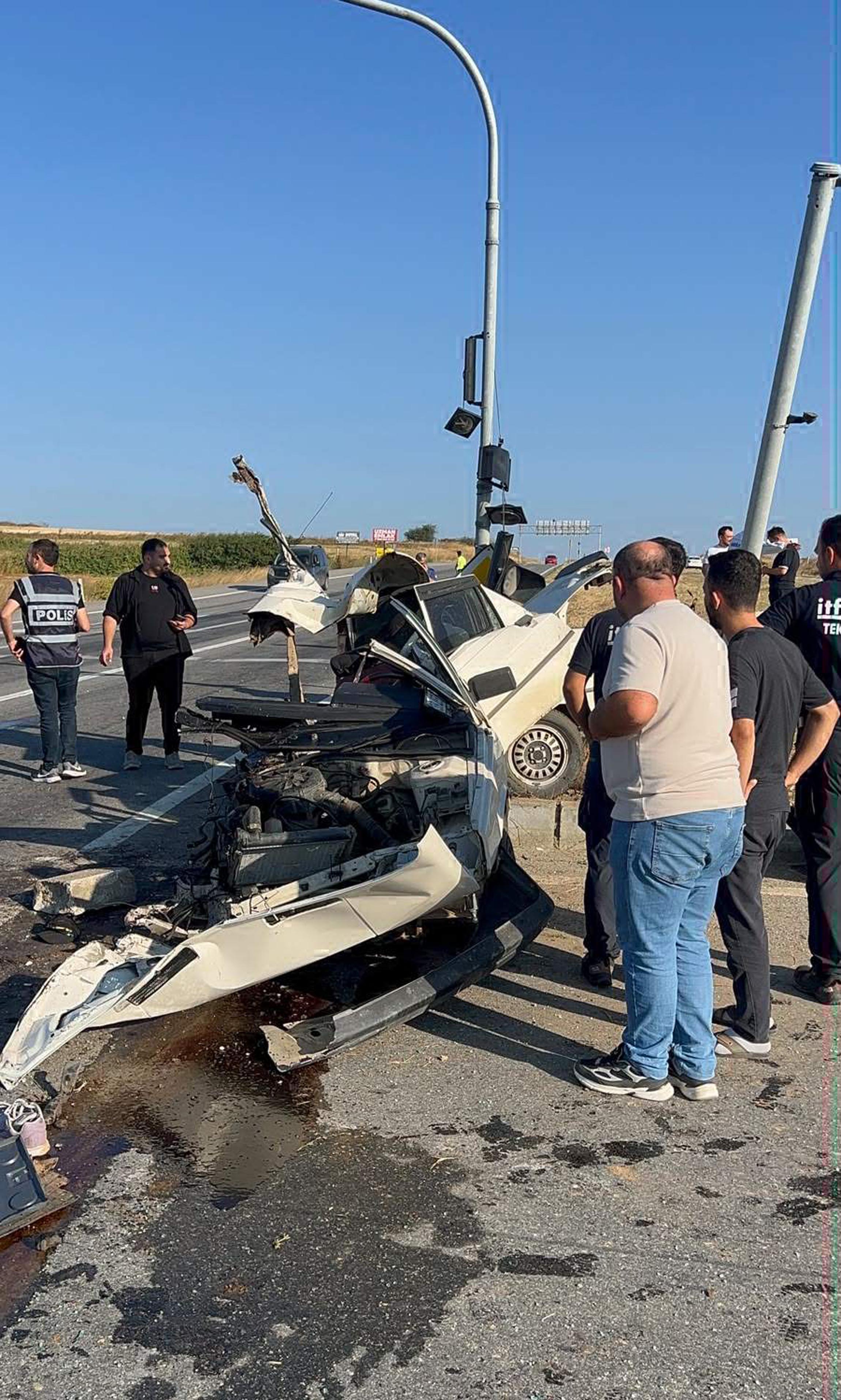 Direğe çarpan otomobil ikiye bölündü. Şoför sağ kurtuldu
