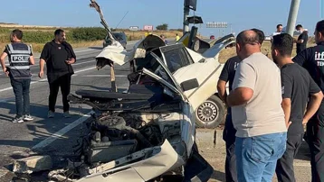 Direğe çarpan otomobil ikiye bölündü. Şoför sağ kurtuldu
