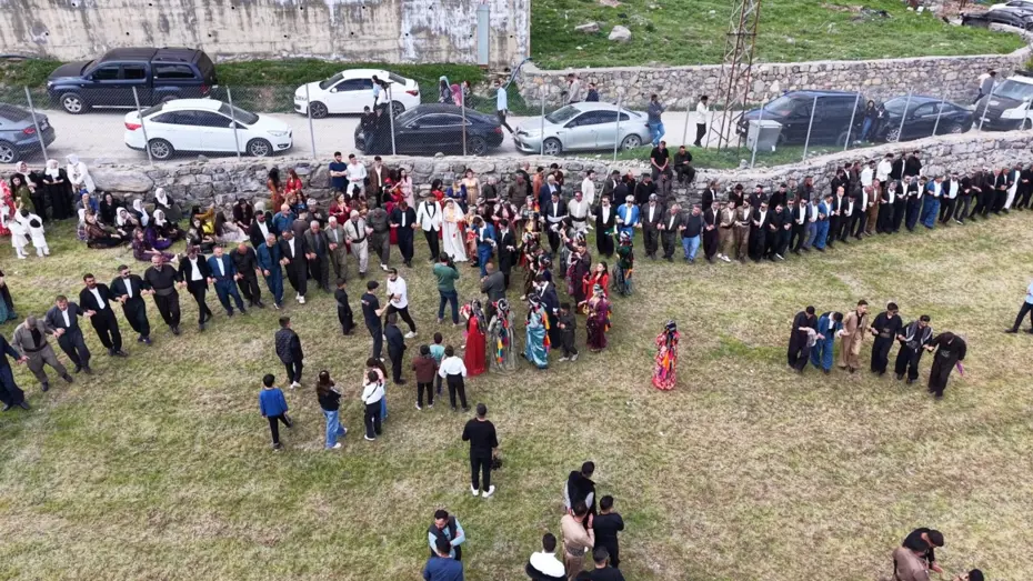 Birçok aşiret yasaklamıştı. Halayın başına geçtiler