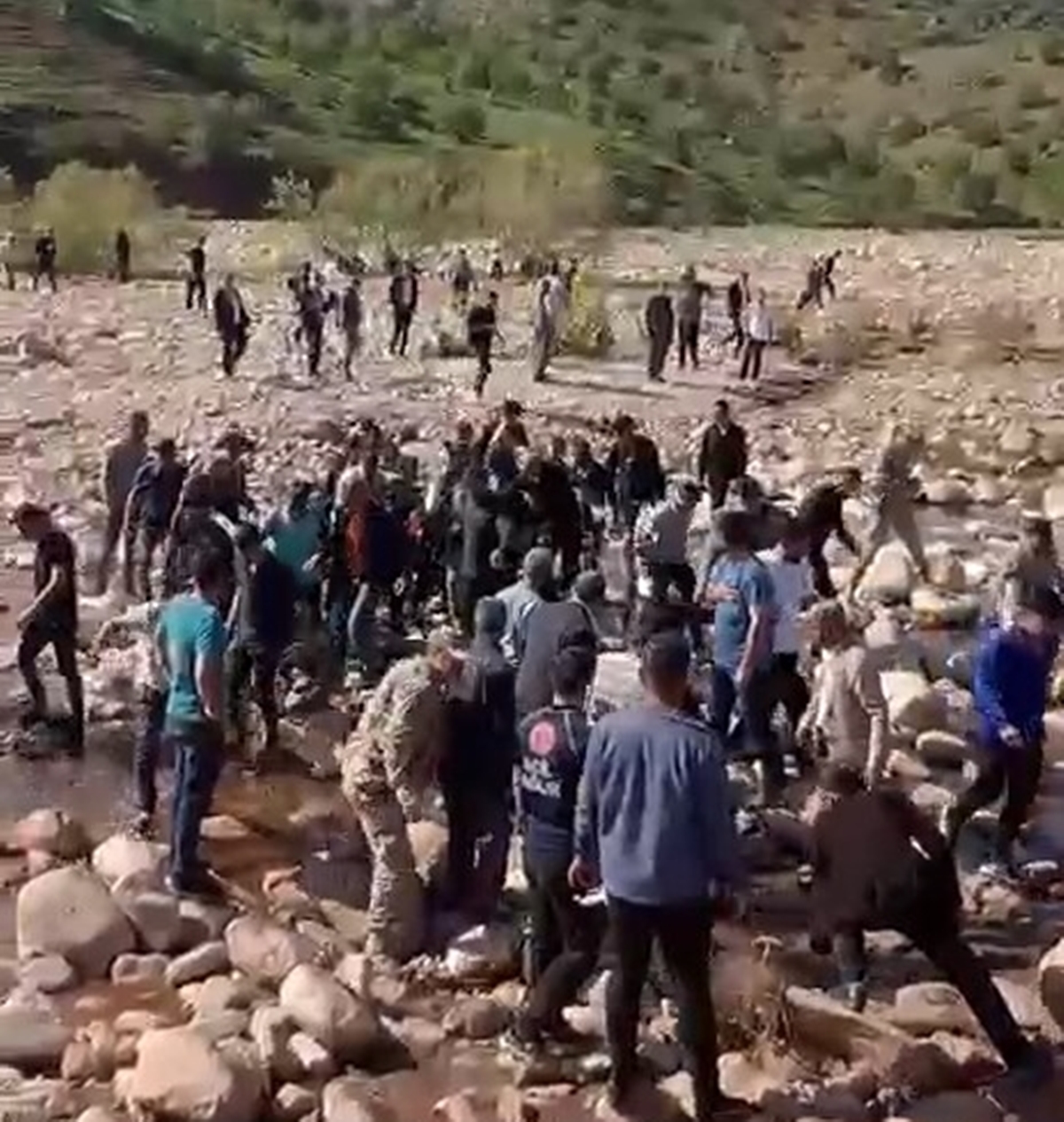 Serinlemek için dereye giren çocuk boğuldu