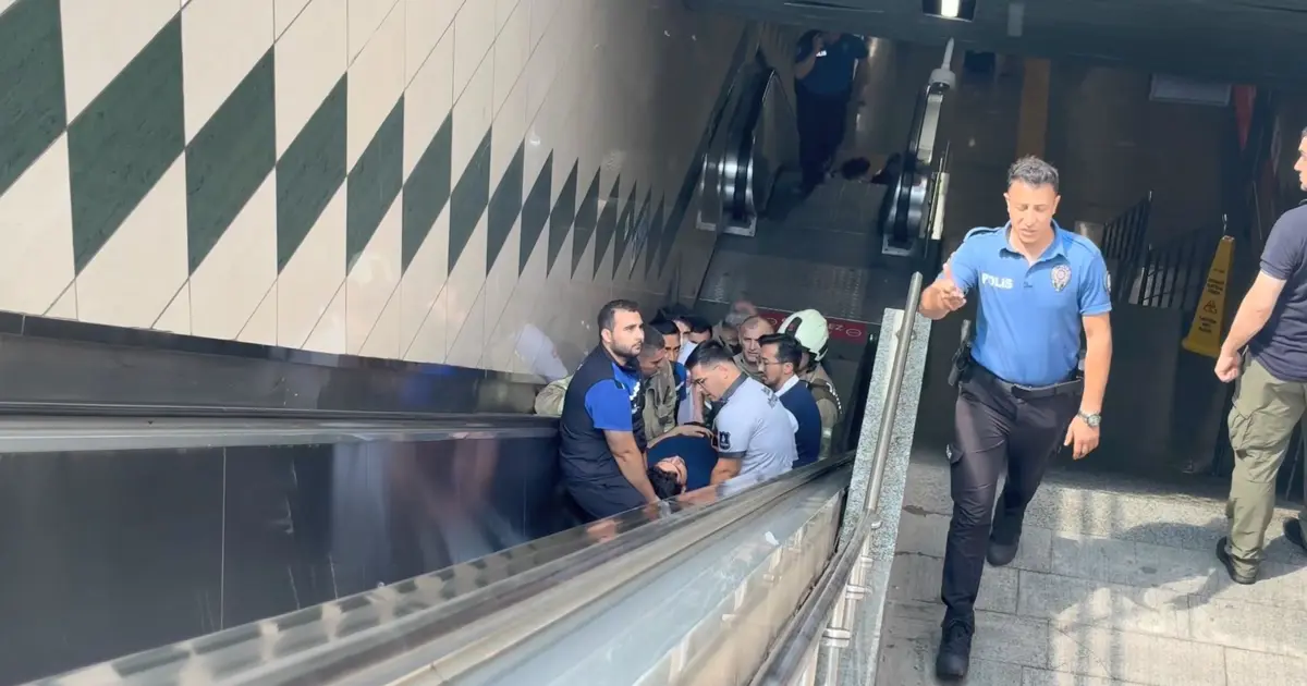 Gayrettepe Metro İstasyonu'nda korku dolu anlar. Görme engelli adam raylara düştü