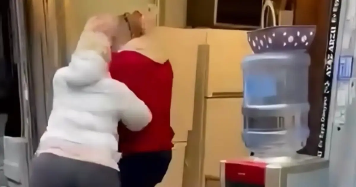 Müşteriyle spotçu arasında 'Beni kandırdın' kavgası: Yumruk atıp poşet fırlattı