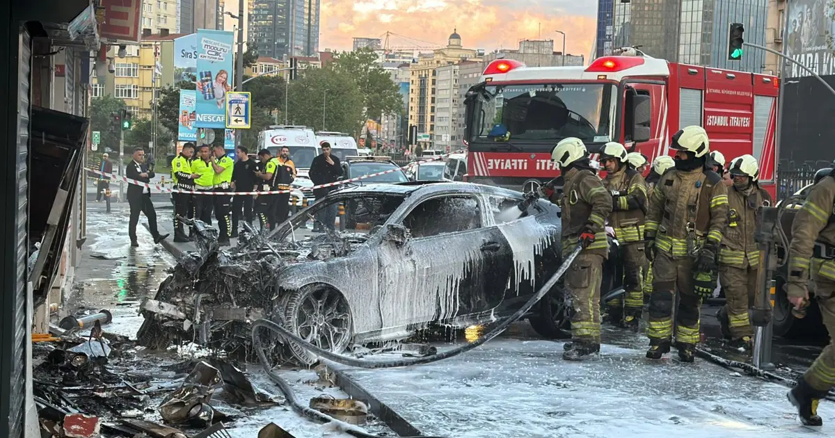 Şişli’de iş yerine giren otomobil yangın çıkardı
