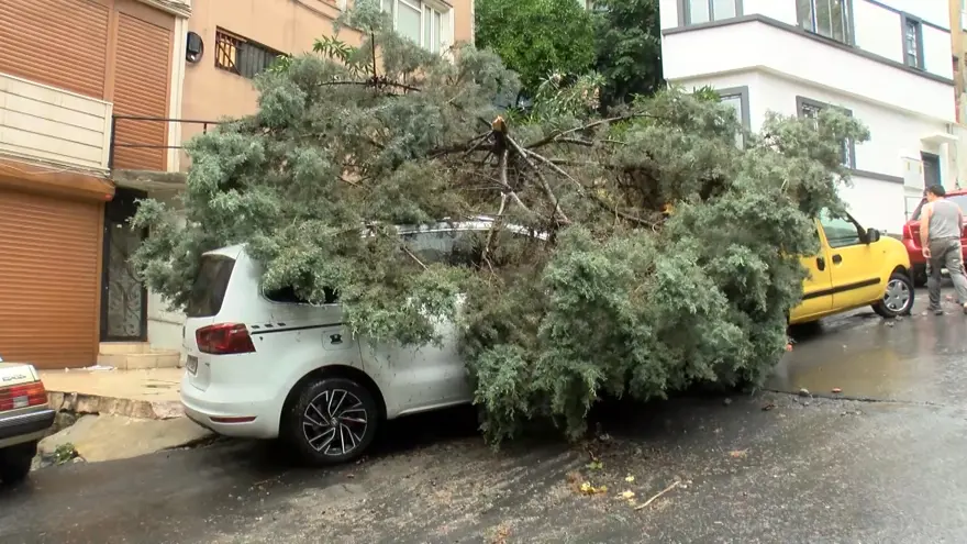 İstanbul'u s&uuml;per h&uuml;cre vurdu, bu saate kadar etkili olacak. Su baskınlarına dikkat!  3