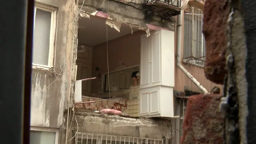 Şişli’de binanın duvarı çöktü, mahalleli deprem paniği yaşadı 1