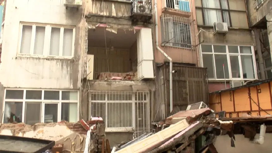 Şişli’de binanın duvarı çöktü, mahalleli deprem paniği yaşadı 