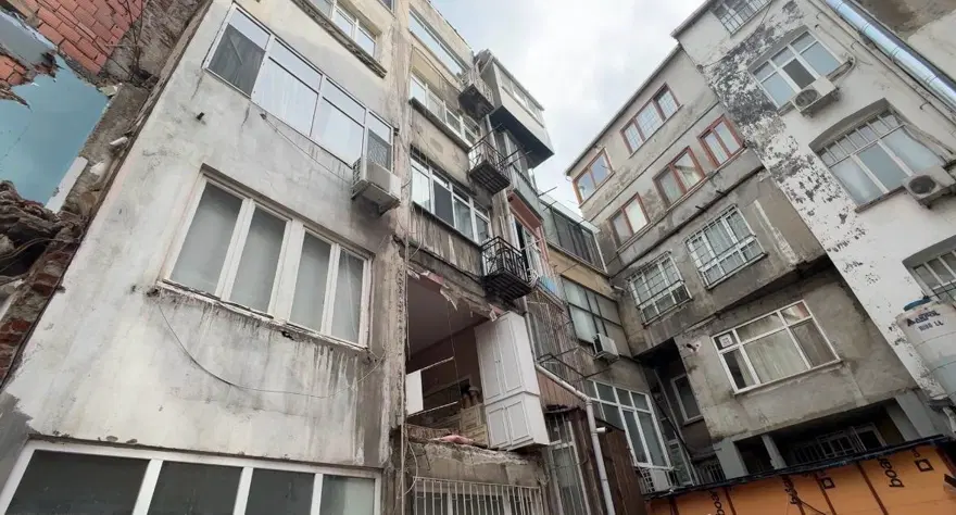 Şişli’de binanın duvarı çöktü, mahalleli deprem paniği yaşadı 3