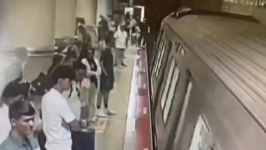 Görme engelli raylara düşmüştü. Gayrettepe Metro İstasyonu'ndaki korku dolu anlar kamerada 3