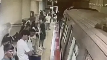 Görme engelli raylara düşmüştü. Gayrettepe Metro İstasyonu'ndaki korku dolu anlar kamerada