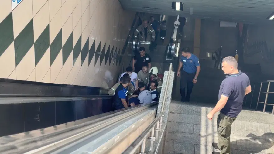 Gayrettepe Metro İstasyonu'nda korku dolu anlar. Görme engelli adam raylara düştü Gayrettepe Metro İstasyonu'nda korku dolu anlar. Görme engelli adam raylara düştü