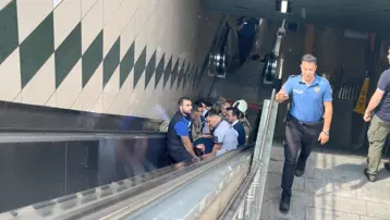 Gayrettepe Metro İstasyonu'nda korku dolu anlar. Görme engelli adam raylara düştü