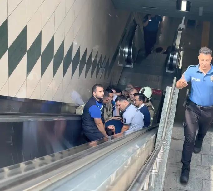Gayrettepe Metro İstasyonu'nda korku dolu anlarİstanbul'daki Gayrettepe Metro İstasyonu'nda görme engelli bir kişi raylara düştü.