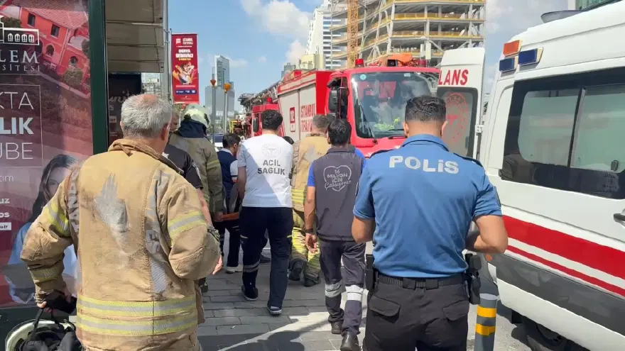 Gayrettepe Metro İstasyonu'nda korku dolu anlar. Görme engelli adam raylara düştü 1 Gayrettepe Metro İstasyonu'nda korku dolu anlar. Görme engelli adam raylara düştü 1