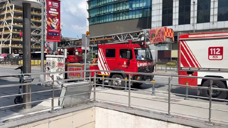 Gayrettepe Metro İstasyonu'nda korku dolu anlar. Görme engelli adam raylara düştü 2 Gayrettepe Metro İstasyonu'nda korku dolu anlar. Görme engelli adam raylara düştü 2