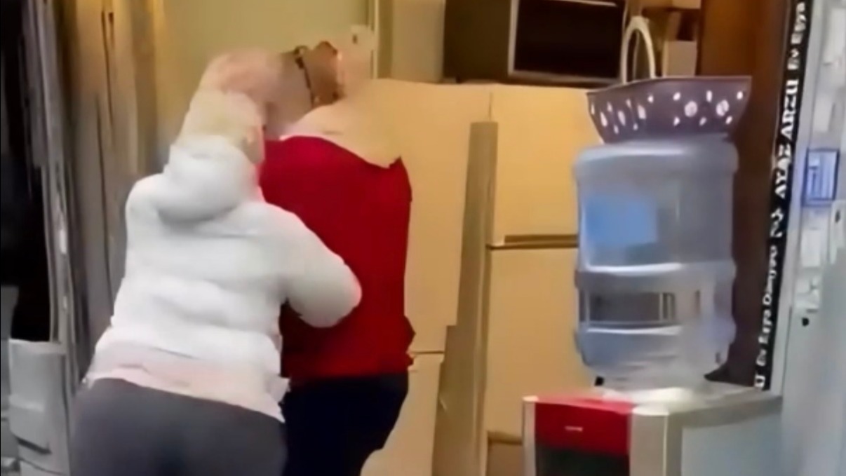 Müşteriyle spotçu arasında 'Beni kandırdın' kavgası: Yumruk atıp poşet fırlattı