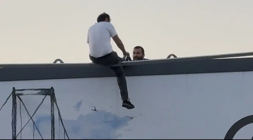 Şişli'de korku dolu anlar. Üst geçide çıktı, polis ikna ettikten sonra gözaltına aldı 3