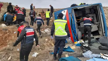 Sivas'ta cezaevi nakil aracı devrildi. 2'si ağır 9 yaralı
