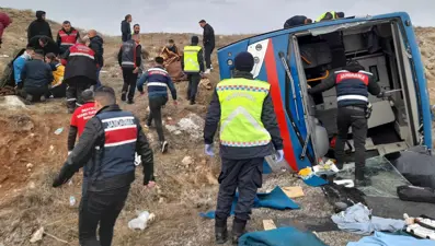 Sivas'ta cezaevi nakil aracı devrildi. 2'si ağır 9 yaralı