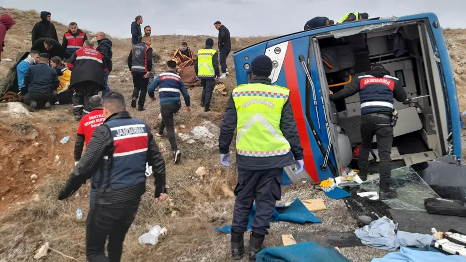 Sivas'ta cezaevi nakil aracı devrildi. 2'si ağır 9 yaralı