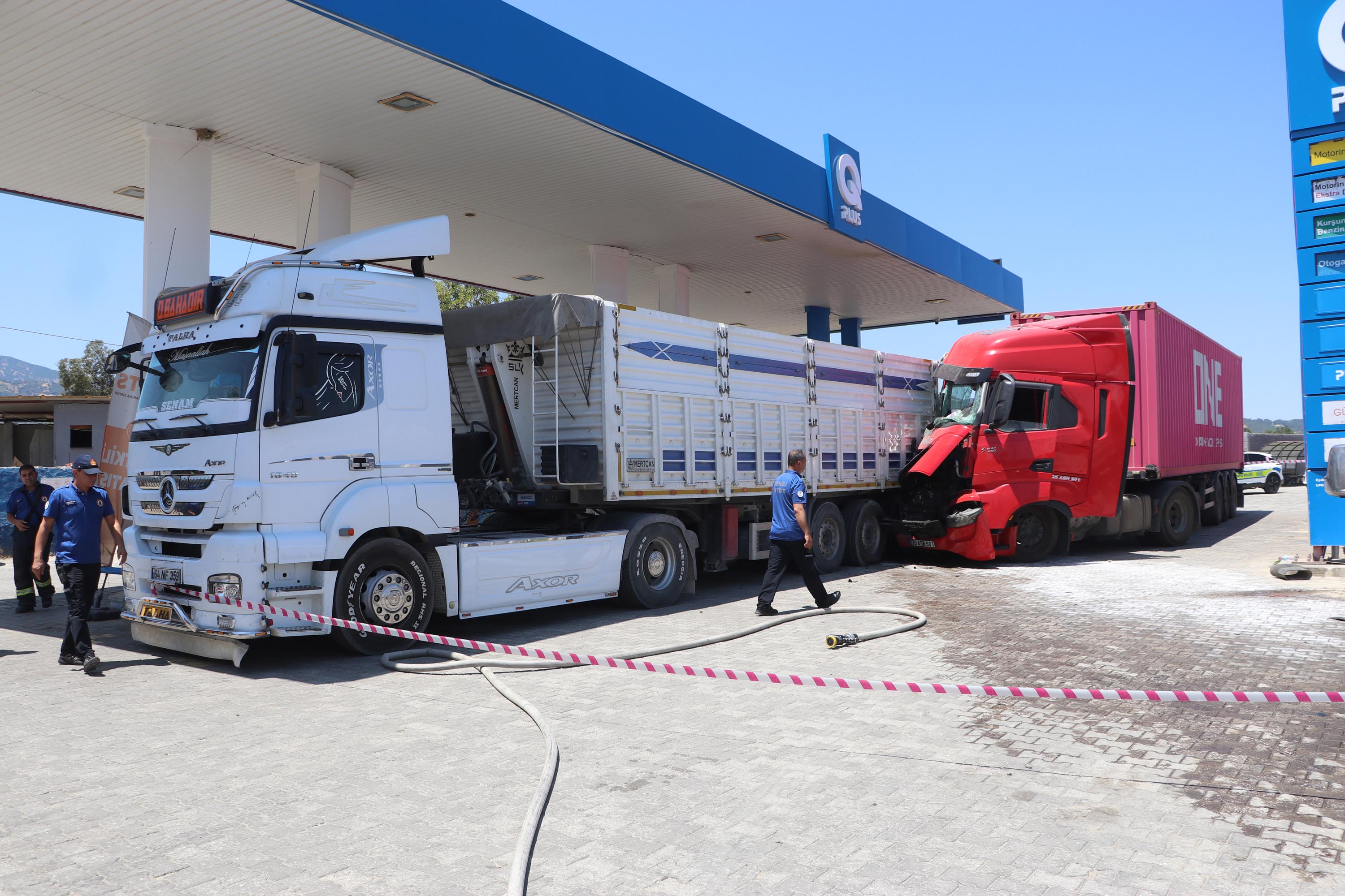 Arı sokan tır şoförü direksiyon hakimiyetini kaybetti, istasyona daldı