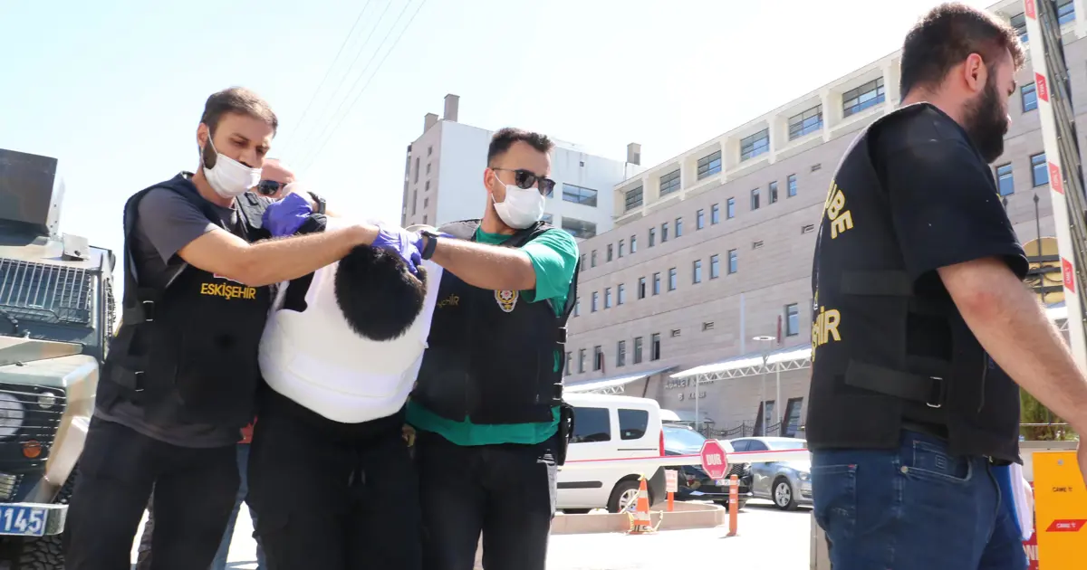 Kar maskesi takıp önüne geleni bıçaklamıştı. Cezaevinde intihar etti