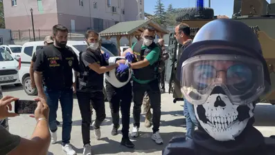Kar maskesi takıp 5 kişiyi bıçaklamıştı. Cezaevinde intihar etti