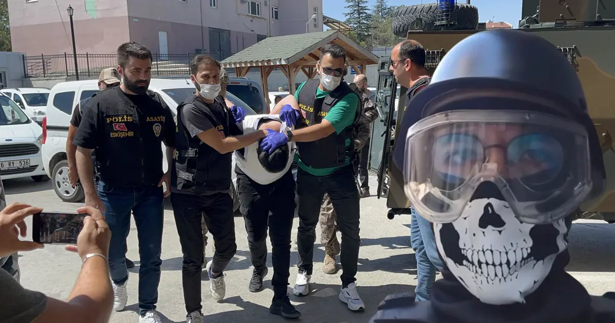 Kar maskesi takıp 5 kişiyi bıçaklamıştı. Cezaevinde intihar etti