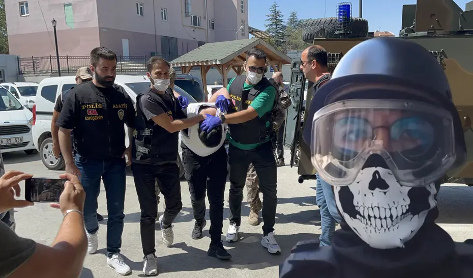 Kar maskesi takıp 5 kişiyi bıçaklamıştı. Cezaevinde intihar etti