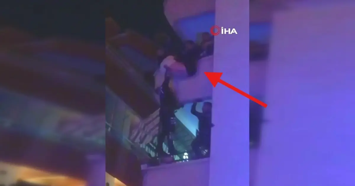 Balkondan aşağı sarkan şahıs polis ekipleri tarafından son anda kurtarıldı