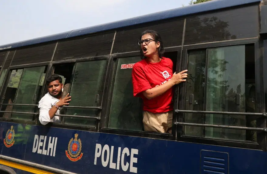 Hindistan'da seçmen kütüğü krizi nedeniyle binlerce kişi gözaltına alındı