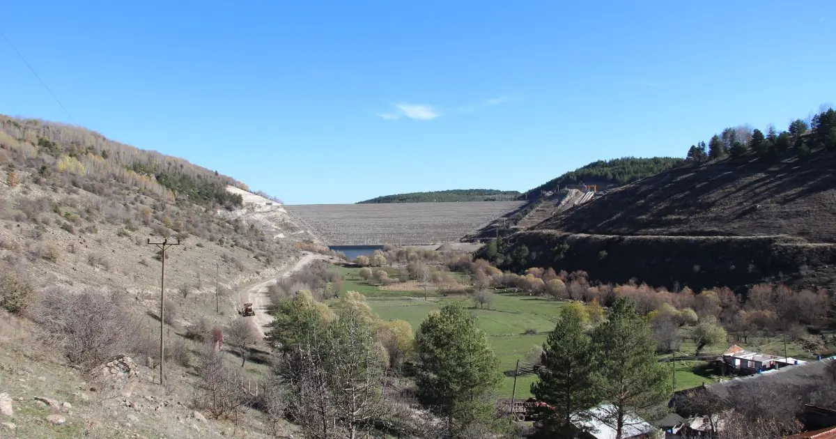 Sular altında kalacak mezarlık taşınıyor, acılı baba gözyaşlarıyla içinde bekliyor