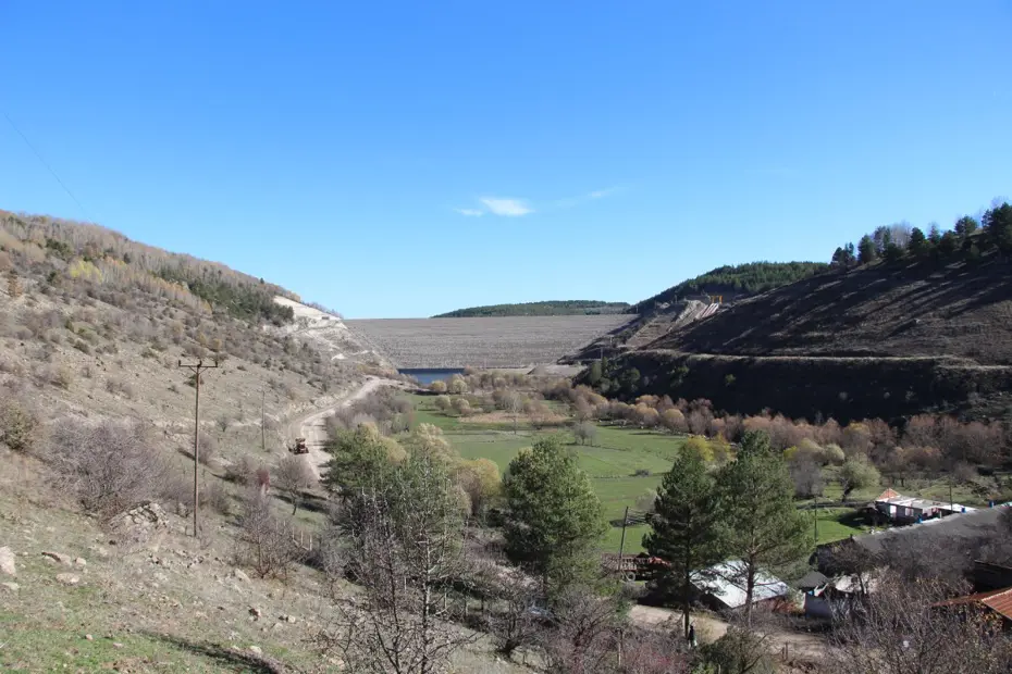 Sular altında kalacak mezarlık taşınıyor, acılı baba gözyaşlarıyla içinde bekliyor 