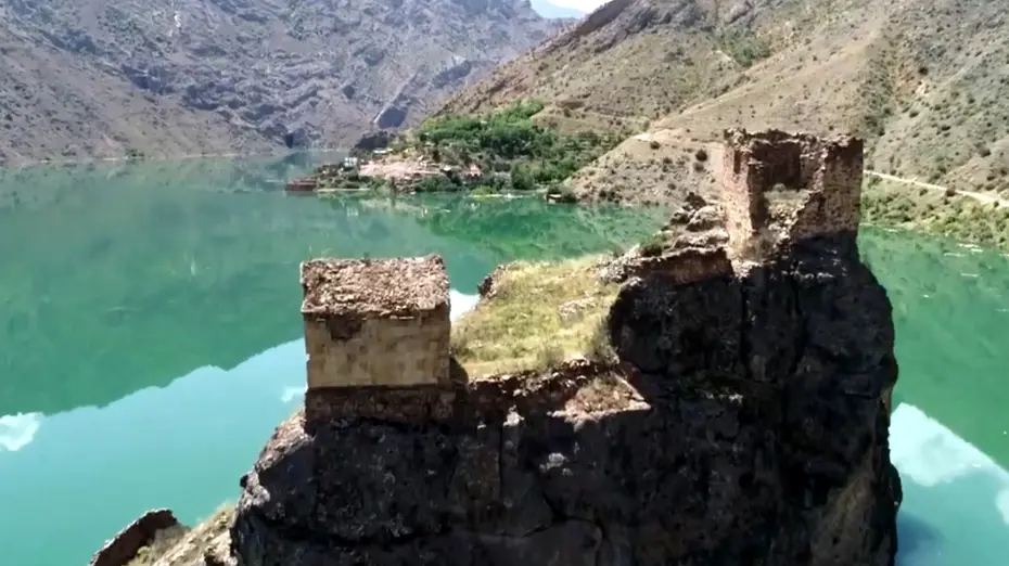 Baraj suları çekilince gün yüzüne çıktı. Orta Çağ'dan kaldığı tahmin ediliyor
